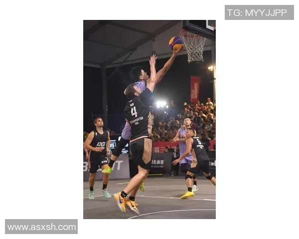 姚明现身机场引发粉丝热潮众人争相合影留念展现偶像魅力